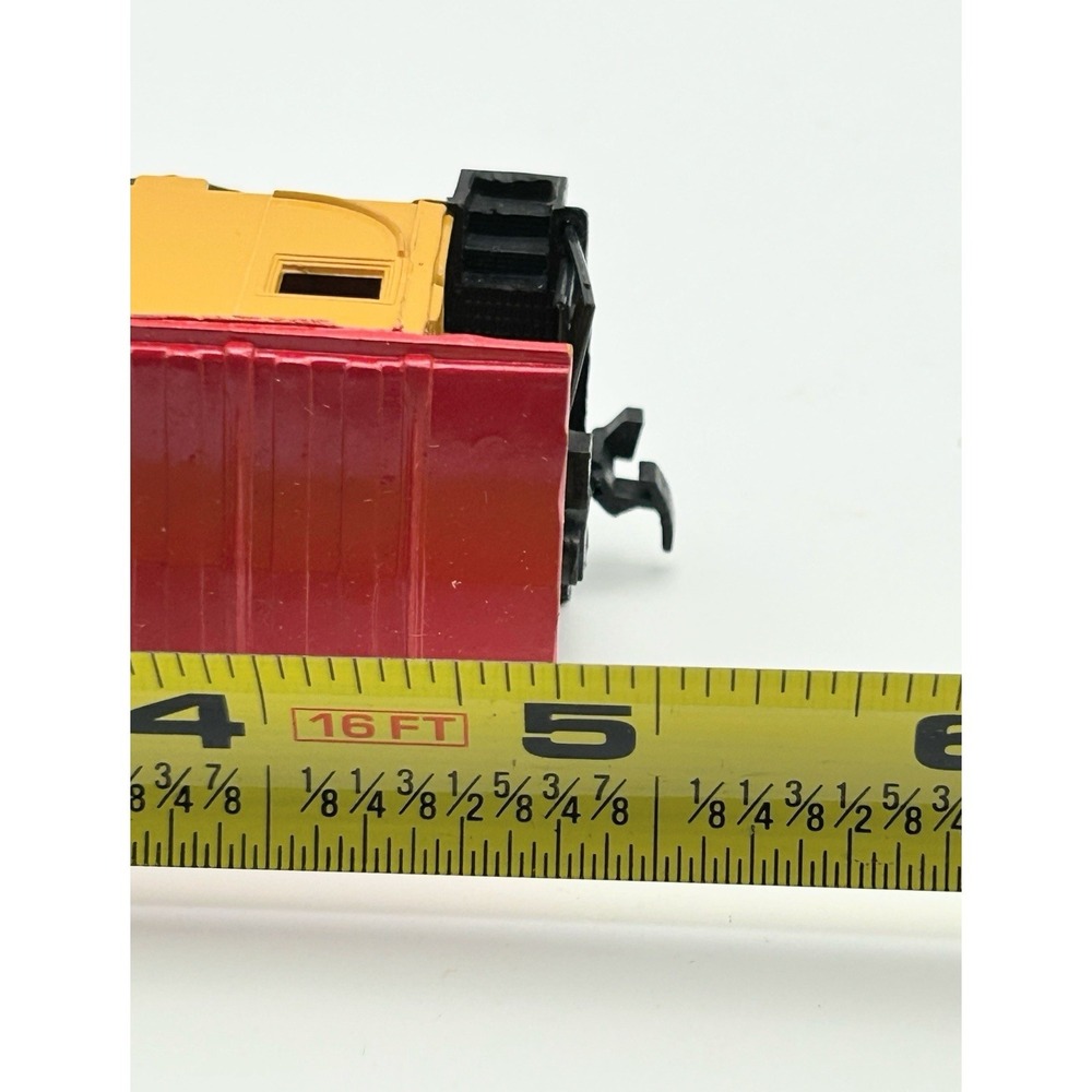 Bachmann HO Scale Red Yellow Union Pacific Freight Train Caboose‎ UP 25743 - Picture 4 of 8